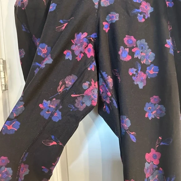 Floral Wicking 7/8 Legging - Picture 5 of 6